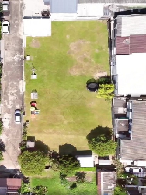 ขายที่ดินเปล่า 294 ตร.ว. ลาดพร้าว 18 (วิภาวดี 20)  ใกล้ MRT ลาดพร้าว เดินทางสะดวกเข้าออกได้หลายเส้นทาง *** ราคาขาย 43.9 ล้านบาทติดต่อ:: ชยา โทร/ID Line:: 0942823961   Link Line:: https://line.me/ti/p/3xFA1An8Kcรหัส# T25-488ที่ดินเปล่าถมแล้ว ลาดพร้าว 18 เชื่อมได้ทั้งลาดพร้าว - วิภาวดี - รัชดาใกล้ MRT ลาดพร้าว / BTS ห้าแยกลาดพร้าวรายละเอียด ::-- ขนาด: 294 ตารางวา-- หน้ากว้าง 50 เมตร x 22 เมตร-- ที่ดินรูปแปลงสวย เข้า-ออกได้หลายทาง เชื่อม วิภาวดีร�