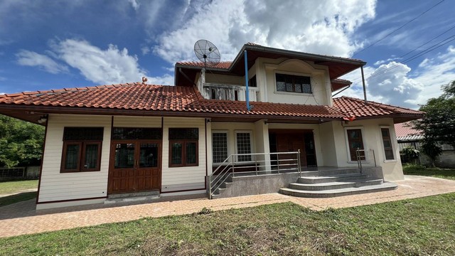 บ้านเดี่ยว แต่งหรู 509 ตร.ว เมืองศรีสะเกษ  ขาย 6,900,000 บาทถ.ศรีสะเกษ-อุทุมพร ซ.คุ้มล้านนา 2ชั้น 3ห้องนอน 3 ห้องน้ำ แยกห้อง Mate ตกแต่ง งานไม้ประดู่ทั้งหลัง • ทำเลทองใกล้ศูนย์ราชการ  รายละเอียดตัวบ้าน• บ้านเดี่ยว 2 ชั้น สร้างด้วยวัสดุเกรดพรีเมียมทั้งหลัง• ชั้น 2 มี 3 ห้องนอน / 3 ห้องน้ำใหญ่ พร้อมอ่างอาบน้ำ• พื้นบนปูด้วยไม้รางลิ้นประดู่ทั้งชั้น สวยงาม ให้ความรู้สึกอบอุ่น และ�