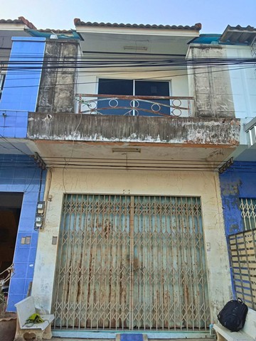 ขายบ้านทาวน์เฮ้าส์ มือสอง 2 ชั้น หาดใหญ่ จ. สงขลาบ้านทาวน์เฮ้าส์ มือสอง 2 ชั้น บ้านเลขที่ 13 โชคสมาน 5 ซอย 18 ใกล้ รพ.หาดใหญ่ 1.6 ลบ.ตำแหน่ง: โชคสมาน 5 ซอย 18พื้นที่ใช้สอยประมาณ: 20.3 ตารางวาขายราคา: 1,600,000 บาทเจ้าของบ้านขายเอง เข้ามาพูดคุยกันก่อนได้..............................................................................รายละเอียด:- บ้านเลขที่13- ตัวบ้านเดิมๆ ซื้อไปต้องรีโนเวทอีกรอบ- บ้านเพดานสูงโปร่ง อยู่สบายไม่อึดอัด ล�