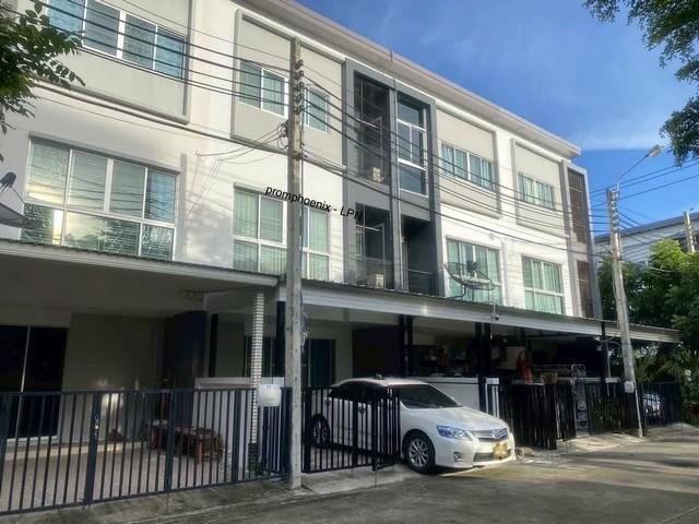 ให้เช่าทาวน์โฮม 3 ชั้น 3 นอน ลุมพินี ทาวน์ วิลล์ ศรีนครินทร์ – แบริ่ง Lumpini Town Ville ซอยศรีด่าน 18 หน้าสวนส่วนกลาง ใกล้ MRT ศรีแบริ่ง 100 เมตรติดต่อ:: ชยา โทร/ID Line:: 0942823961Link Line:: https://line.me/ti/p/3xFA1An8Kcรหัส# T26-290ทาวน์โฮม 3 ชั้น ลุมพินี ทาวน์ วิลล์ ศรีนครินทร์ – แบริ่ง Lumpini Town Villeซอยศรีด่าน 18 หน้าสวนส่วนกลาง เพียง 100 เมตรถึง MRT ศรีแบริ่ง- เนื้อที่ 17.9 ตร.วา- พื้นที่ใช้สอย 150 ตร.เมตร- 3 ห้องนอน- 3 ห้องน้ำ- 2 ที่จอดรถ- ต่อครั�