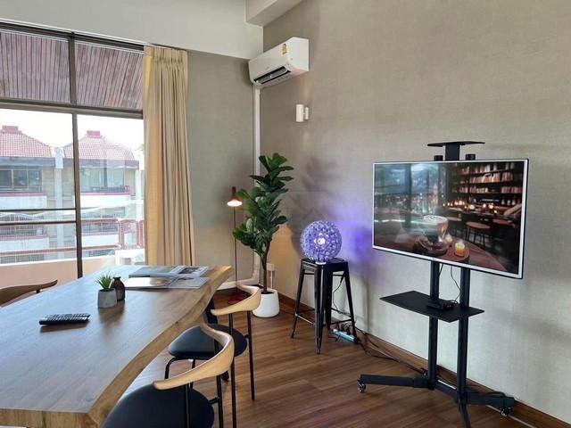 ให้เช่า-ขายทาวน์เฮาส์ 5 ชั้น 400 ตรม. 4 ห้องนอน Baan Green Town พัฒนาการ 52 ชั้น 5 เป็นสวนดาดฟ้า ใกล้รถไฟฟ้าสายสีเหลืองติดต่อ:: ชยา โทร/ID Line:: 0942823961Link Line:: https://line.me/ti/p/3xFA1An8Kcรหัส# T26-205ทาวน์เฮาส์ 5 ชั้น Baan Green Town พัฒนาการชั้น 5 เป็นสวนดาดฟ้า สามารถจัดปาร์ตี้บาร์บีคิวได้• พื้นที่ 30.60 ตารางวา• พื้นที่ใช้สอย 400 ตารางเมตร• 4 ห้องนอน• 6 ห้องน้ำ• ห้องนั่งเล่นวิวสระว่ายน้ำ• ห้องครัวพร้อมใช้งาน• ห้องเก็บของ 1 ห้�