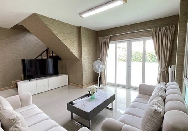 RHT2530ให้เช่าบ้านเดี่ยว พร้อมเฟอร์นิเจอร์ถนนประเสริฐมนูกิจ ทะลุซอยรามอินทรา 14 บ้านสวนราชา เนื้อที่ 66.40 ตารางวา พื้นที่ใช้สอย  160 ตารางเมตร   4 ห้องนอน 3 ห้องน้ำ จอดรถยนต์ 2 คัน ภายในบ้านcontact : คุณเจี๊ยบ 092-851-6969Line : Keti2522สามารถทำเป็น Home Office ได้ราคาเช่า  65,000บาท ต่อเดือนขั้นต่ำ 1 ปี (รวมค่าส่วนกลาง, ค่าดูแลสวน และค่าอินเตอร์เน็ต)ที่ตั้ง : ซอยรามอินทรา 14 ถนนรามอินทรา แขวงจรเข้บัว เขตลาด�