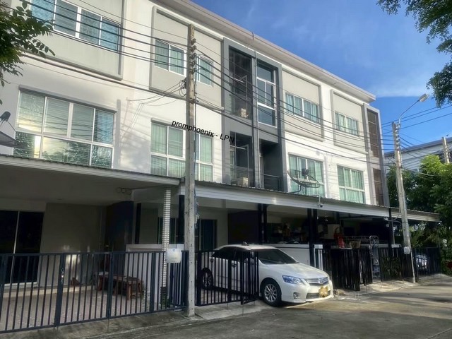 ให้เช่าทาวน์โฮม 3 ชั้น 3 นอน ลุมพินี ทาวน์ วิลล์ ศรีนครินทร์ – แบริ่ง Lumpini Town Ville ซอยศรีด่าน 18 หน้าสวนส่วนกลาง ใกล้ MRT ศรีแบริ่ง 100 เมตร*** ราคาเช่า 30,000 บาท/เดือน ติดต่อ::  ชยา โทร/ID Line:: 0942823961   Link Line:: https://line.me/ti/p/3xFA1An8Kcรหัส# T26-290ทาวน์โฮม 3 ชั้น ลุมพินี ทาวน์ วิลล์ ศรีนครินทร์ – แบริ่ง Lumpini Town Ville ซอยศรีด่าน 18 หน้าสวนส่วนกลาง เพียง 100 เมตรถึง MRT ศรีแบริ่ง- เนื้อที่ 17.9 ตร.วา - พื้นที่ใช้สอย 150 ตร.เมตร- 3 ห้องนอน - 3 �