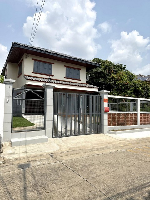 ให้เช่าบ้านเดี่ยวใหม่ 2 ชั้นย่านดอนเมือง 180 ตรม. ซอยโกสุมรวมใจ 5 เฟอร์พร้อมอยู่ ใกล้ รร. นานาชาติ Harrow  *** ราคาเช่า 39,000 บาท/เดือน ติดต่อ:: ชยา โทร/ID Line:: 0942823961   Link Line:: https://line.me/ti/p/3xFA1An8Kcรหัส# T26-365บ้านเดี่ยว 2 ชั้น เพิ่งรีโนเวทเสร็จ ใหม่ทุกอย่าง เฟอร์ครบ พร้อมเข้าอยู่ พื้นที่ 180 ตรม.3 ห้องนอน 2 ห้องน้ำชั้นบน• ห้องนอน 3 ห้อง • ห้องใหญ่ มีแอร์ 18,000 BTU มีเฟอร์• ห้องเล็ก 1 ห้อง มีแอร์ มีเฟอร์• ห้องเล็ก 1 ห�