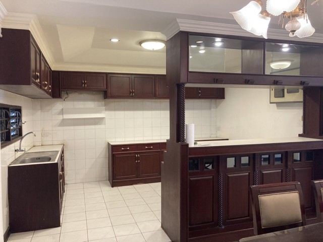 RTJ2190 ให้เช่าทาวน์เฮ้าส์ 3 ชั้น  บนถนนพระราม 3 ซอย 49  ใกล้ เซ็นทรัล ใกล้ BTS ช่องนนทรีพบกับทาวน์เฮ้าส์ 3 ชั้น หมู่บ้านร่มสุข บนถนนพระราม 3 ซอย 49 ทำเลศักยภาพสูงที่เชื่อมต่อทุกการเดินทาง และสิ่งอำนวยความสะดวกครบครัน ตอบโจทย์ชีวิตคนเมืองอย่างแท้จริงรายละเอียดบ้าน:พื้นที่ 28 ตร.ว. กว้างขวางสำหรับทุกคนในครอบครัว4 ห้องนอน 3 ห้องน้ำ  แอร์ 5 เครื่อง   แบ่งสัดส่วนลงตัวแอร์ 5 เครื�