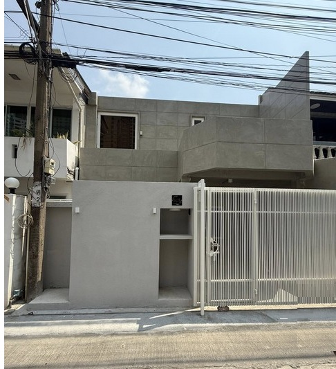 ให้เช่าทาวน์โฮม 2 ชั้น ย่านพร้อมพงษ์ 200 ตร.ม. รีโนเวทใหม่ สุขุมวิท 26 ใกล้ BTS พร้อมพงษ์ ใกล้ EmQuartier