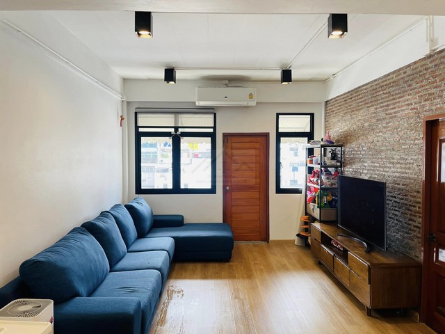 ขายอาคารตึกแถว 5 ชั้นพร้อมดาดฟ้า 2 ห้องหัวมุม สุขุมวิท 77 อ่อนนุชซอย 1 ติดตลาดอ่อนนุช ใกล้ BTS อ่อนนุชเพียง 600 เมตร ทำเลทองพร้อมเข้าอยู่*** ราคาขาย 25 ล้านบาท ค่าโอนคนละครึ่งติดต่อ:: ชยา โทร/ID Line:: 0942823961   Link Line:: https://line.me/ti/p/3xFA1An8Kcรหัส# T25-638 -- ตึกแถว 2 ห้อง หัวมุม ตัวตึกเชื่อมกันเรียบร้อย *พร้อมที่จอดรถ*-- มีทั้งหมด 5 ชั้น พร้อมดาดฟ้า + วิวเมืองสุขุมวิท  -- เนื้อที่ 23 ตรว.-- พื้นที่ใช้สอย ประมาณ 400 ตร�