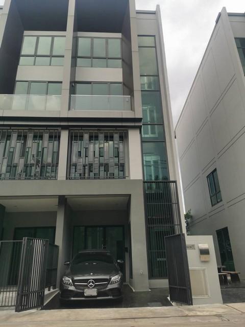 ให้เช่าโฮมออฟฟิศ 4 ชั้น JW Urban Home Office พร้อมลิฟต์แก้วส่วนตัว ติดถนนสรงประภา-ใกล้สนามบินดอนเมืองติดต่อ:: ชยา โทร/ID Line:: 0942823961Link Line:: https://line.me/ti/p/3xFA1An8Kcรหัส# T26-300โฮมออฟฟิศ 4 ชั้น พร้อมลิฟต์ส่วนตัว JW Urban ทำเลทอง ใกล้สนามบินดอนเมือง- อาคารระดับพรีเมียม หรูที่สุดในโซนดอนเมือง- พื้นที่ใช้สอย 270 ตร.ม.- 2 ห้องนอน 5 ห้องน้ำ- ฟังก์ชันครบ พร้อมใช้งาน- เดินทางสะดวก ใกล้ทางด่วน ใกล้สนามบิน เหมาะกับธุรก�