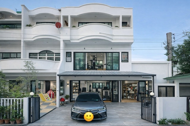 ลาดพร้าว1-15 ให้เช่าทาวน์โฮมหลังมุม3ชั้น 52ตร.วา. เซ็นทรัล ลาดพร้าว 1กม. 3-4นอน MRTลาดพร้าว 400ม. 8แอร์ 202ตร.ม. รร.นานาชาติ KIS 3กม.