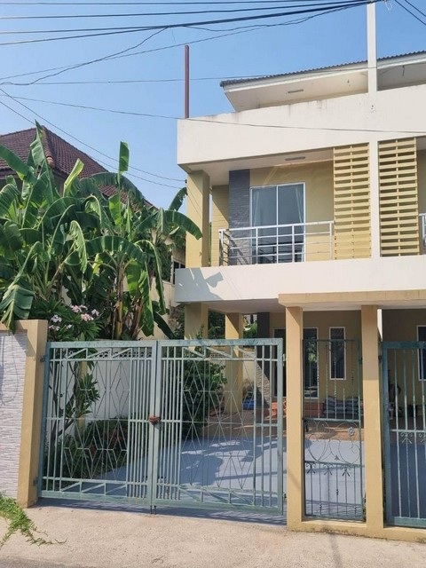 ให้เช่าบ้านแฝด 3 ชั้น สร้างใหม่ 3 ห้องนอน กรุงเทพกรีฑาซอย 8 ใกล้สนามกอล์ฟ ใกล้รถไฟฟ้าสายสีเหลือง ใกล้นานาชาติเวลลิงตัน 