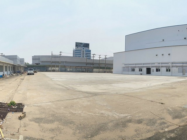 ให้เช่าสำนักงาน-โชว์รูม พร้อมโกดังขนาดใหญ่ บนเนื้อที่ 5 ไร่ 1 งาน พื้นที่กว่า 10,000 ตรม. ติดถนนวิภาวดีรังสิต จอดรถได้มากกว่า 80 คัน  *** ราคาเช่า 3,000,000 บาท/เดือน ติดต่อ:: ชยา โทร/ID Line:: 0942823961   Link Line:: https://line.me/ti/p/3xFA1An8Kcรหัส# T26-302รายละเอียด :• พื้นที่เช่าขนาดใหญ่ บนที่ดินกว่า 5 ไร่ 1 งาน • พื้นที่ใช้สอยมากกว่า 10,000 ตารางเมตร• อาคาร 6 ชั้น เชื่อมต่อกับอาคาร 4 ชั้น และส่วนต่อขยาย 2 ชั้น• มีอาคารโรงอาหา