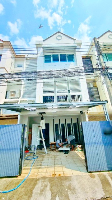 ทาวน์โฮม 3ชั้น ใกล้ BTS ทองหล่อ 800ม.เอ็มควอเทียร์ 1กม. 3นอน 4น้ำ ใกล้  220 ตร.ม. ใหม่  สุขุมวิท