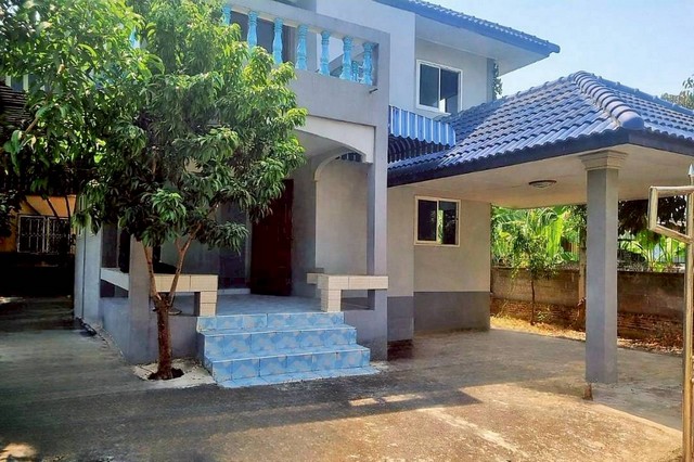 ขายบ้านเดี่ยว 2 ชั้น ทำเลดี ถนนรังสิต-ปทุมธานี ต.บ้านกระแซง อ.เมืองปทุมธานี จ.ปทุมธานีรหัส TTR 2756 รายละเอียดตัวบ้านเนื้อที่: 50 ตร.ว. (พื้นที่กว้างขวาง รั้วรอบขอบชิด เป็นส่วนตัว)ฟังก์ชัน: 3 ห้องนอน / 2 ห้องน้ำพื้นที่ใช้สอย: 128 ตร.ม.  1 ห้องโถงใหญ่ (โปร่งสบาย) และ 1 ห้องครัวจุดเด่น: บ้านสภาพดี พร้อมเข้าอยู่ ถนนเข้า-ออกสะดวกสบาย ไม่แออัด การเดินทาง (เลือกได้ถึง 2 เส้นทางหลัก)ทางค�