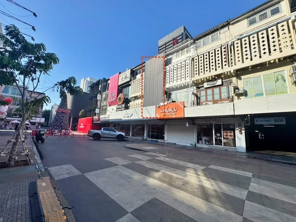 สนใจติดต่อLine:@909drdzh (มี @ ด้วยนะคะ)Tel : 065-597-4559เซ้งพื้นที่ 100 ตรม #สยามสแควร์&nbsp; #ซอย3 (ชั้น 2/3/4)&nbsp;- เหมะสำหรับ #คลินิกความงาม #ธุรกิจสุขภาพ #ร้านอาหาร #เสื้อผ้า.#ทำเลนักช้อป กำลังซื้อสูง- อาคารอยู่ในโซนคนเดินเยอะ #ดำเนินธุรกิจต่อได้ทุกประเภท&nbsp;#เหมาะสำหรับทุกธุรกิจ เช่น- คลินิกความงาม- ธุรกิจสุขภาพ / เวลเนส- ร้านอาหาร- ร้านเสื้อผ้า- บริเวณอาคารฝั่งป้ายสีดำตามรูป&nbsp;เซ้งเพียง 1.3 ล้า