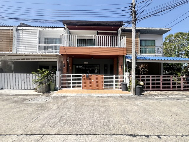 รหัสทรัพย์ 69178 ทาวน์โฮม เดอะทรัสต์ ทาวน์ ราชพฤกษ์ - รัตนาธิเบศร์ พิกัดที่ตั้ง : ถนนราชพฤกษ์ ตำบลอ้อมเกร็ด อำเภอปากเกร็ด จังหวัดนนทบุรี 11120 พัฒนาโครงการโดย บริษัท Q House จำกัด (มหาชน) รายละเอียดทรัพย์ - ทาวน์เฮ้าส์ 2 ชั้น ซอยต้นโครงการ - ที่ดิน 19.8 ตารางวา พื้นที่ใช้สอย 120 ตารางเมตร  - 3 ห้องนอน 2 ห้องน้ำ 1 ห้องรับแขก 1ห้องเอนกประสงค์ 1ห้องครัวต่อเติม   มีพื้นที่สำหรับรับประทานอา