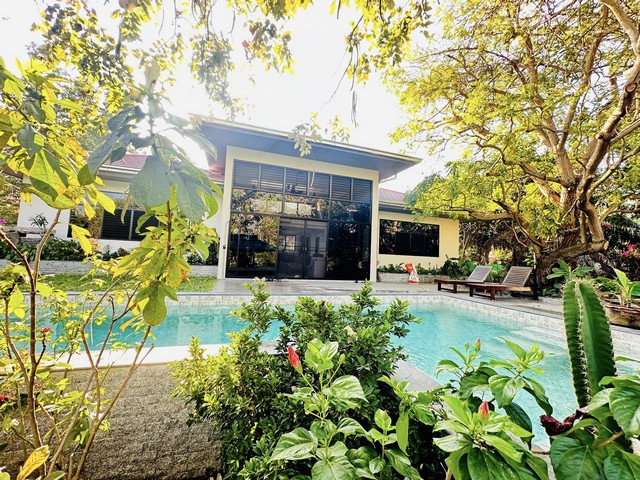 ขายบ้านเดี่ยวสุดหรูพร้อมสระว่ายน้ำ บางเสร่ ตั้งอยู่ในหมู่บ้านโอเชียนวิว ติดซันเพลย์ บางเสร่