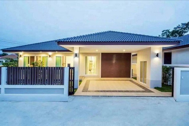 TEL : 092-288 9359 คุณดนิตาLine : https://line.me/ti/p/yxo92dHWP1รายละเอียด : เนื้อที่ขนาด 67.5 ตรว.ขนาด 3 ห้องนอน 2 ห้องน้ำ บ้านใหม่พร้อมอยู่  ตกแต่งครบ ห้องรับแขกกว้าง พร้อมโซฟาปรับเอนไฟฟ้าห้องครัวสไตล์ยุโรป และครัวไทย ห้องนอนมาสเตอร์ บิวด์อินทั้งห้อง ตู้เสื้อผ้า ที่นอน โต๊ะเมคอัพห้องนอนรอง มีบิวด์อินตู้เสื้อผ้า ห้องนอนเล็กตกแต่งสไตล์เจ้าหญิง ภายนอกมีห้องเอนกประสงค์ ประยุกต์เป็นออฟฟิศหรื