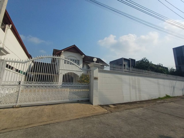 ให้เช่าบ้านเดี่ยว 2 ชั้น พร้อมโกดังเก็บของ บนเนื้อที่ 208 ตรว. ซอยลาดปลาเค้า8 จอดรถได้หลายคัน เหมาะอยู่อาศัยหรือทำโฮมออฟฟิศ เข้าออกลาดพร้าว วังหิน เสนานิคม ประเสริฐมนูกิจ เลียบด่วน เดินทางสะดวกมาก *** ราคาเช่า 50,000 บาท/เดือนติดต่อ:: ชยา  โทร/ID Line:: 0942823961   Link Line:: https://line.me/ti/p/3xFA1An8Kcรหัส# PL343บ้านเดี่ยว 2 ชั้น พร้อมโกดังเก็บของ ซอยลาดปลาเค้า 8 จอดรถได้หลายคัน เหมาะทำออฟฟิศ- เนื้อที่ 208 ตรว