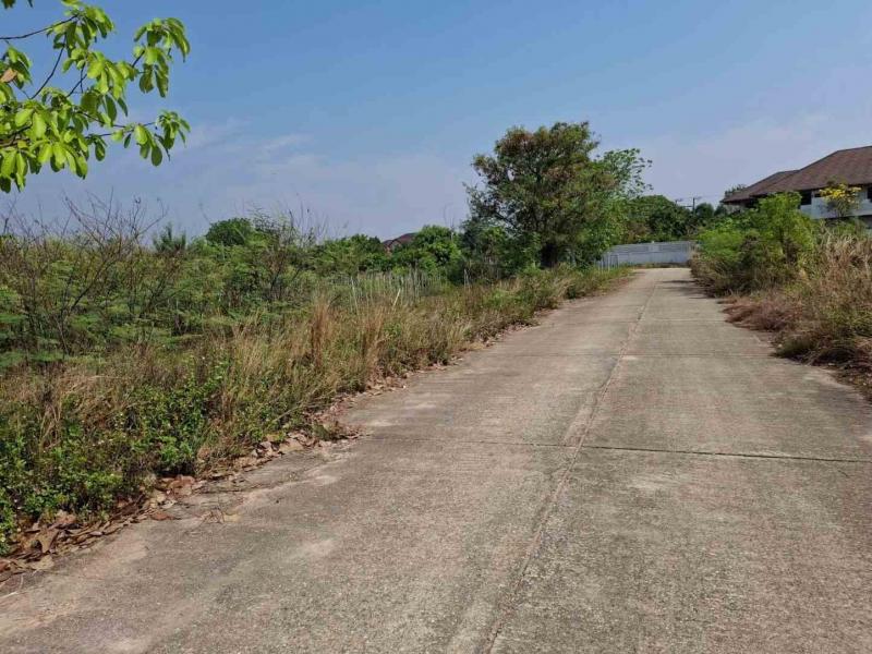 ขายที่ดินเปล่า อยู่ในโครงการจัดสรรพรพรหมพาราไดซ์(เดิม) อ.หางดง จ.เชียงใหม่ ที่ตั้ง : ต.หารแก้ว อ.หางดง จ.เชียงใหม่  50230ขนาดเนื้อที่ : 1 ไร่ 1งาน 500 ตรว.รายละเอียด-ถนนเข้าสู่ที่ดินเป็นถนนคอนกรีต-ห่างจากทางหลวงแผ่นดินหมายเลข 108 ประมาณ 500 เมตร-เดินทางสะดวก เข้าออกง่าย-เอกสารสิทธิ์เป็น โฉนดเหมาะสำหรับ-สร้างบ้านพักอาศัย -บ้านสวน -ซื้อเก็บเพื่อการลงทุนจุดเด่น-อยู่ใกล้แหล