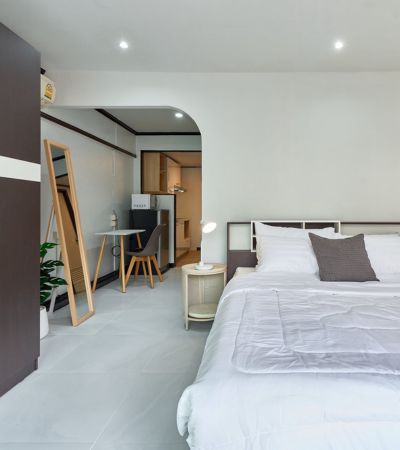 ให้เช่า 12,00 เดือน* (สัญญา 1 ปี)ชมดอยคอนโด ตึกเหลี่ยมห้องสวย พร้อมวิวสระว่ายน้ำ .ขนาดห้อง 35 ตร.ม.ชั้น 6 * มีห้องครัว* ระเบียงวิวสระน้ำ* 1ห้องน้ำ* 1ห้องนอน* 1ห้องเล่น* ทีวี เฟอร์นิเจอร์ อุปกรณ์ครัว แอร์.เข้าตึกด้วยระบบคีย์การ์ด รปภ. 24 ชม. สระว่ายน้ำ ซาวน่า ลิฟท์สวนส่วนกลาง มีนิติบุคคลดูแล.ติดต่อ088 598 6998 Line ID: positive.agเพิ่มเพื่อนไลน์อัตโนมัติ คลิก https://line.me/ti/p/gwGaSLICaC