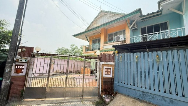 รหัสทรัพย์ : 7013ทาวน์เฮ้าส์ 33.3 ตารางวา บ้านพฤกษา 12 รังสิต - คลอง 3 หลังมุมที่ตั้ง : ถนนเลียบคลอง 3&nbsp;ตำบลคลองสาม&nbsp;อำเภอคลองหลวง จังหวัดปทุมธานี 12120รายละเอียดทรัพย์ :- ทาวน์เฮ้าส์ 2 ชั้น เนื้อที่ 33.3 ตารางวา เนื้อที่ใช้สอย 100 ตารางเมตร มีพื้นที่ข้างบ้าน- 3 ห้องนอน, 2&nbsp;ห้องน้ำ, 1 ห้องนั่งเล่น, 1 ห้องทำงาน, 1 ห้องครัว, 1 ห้องเก็บของ, 2 ที่จอดรถ-&nbsp;พื้นบนปาร์เก้ พื้นล่างกระเบื้อง ต่อเติ�