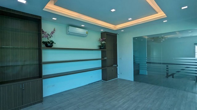 APJ0084ขายโฮมออฟฟิศ2ชั้น 101 ตร.ว.ใกล้ทางด่วนรามอินทรา ซอยลาดพร้าว 87  ใกล้ CDC ใกล้ เซ็นทรัลอีสวิลล์ เพียง 5เนื้อที่  101 ตรว.สนใจติดต่อคุณเจี๊ยบ 092-851-6969Line keti2522ราคาขาย 19.9 ล้านบาทซอย ลาดพร้าว 87 แขวงคลองเจ้าคุณสิงห์ เขตวังทองหลาง กรุงเทพมหานคร 10310รายละเอียด :HOME OFFICE สูง 2 ชั้น พื้นที่ทั้งหมดขนาดห้องประชุมเพดานสูงแบ่งสัดส่วนห้องไว้อย่างเป็นระบบสามารถแบ่งแผนกทำงานได้อย่างสะดวกสบาย