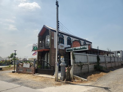 ขายบ้านดีไซน์ยุโรป ตำบลธนู อำเภออุทัย จังหวัดพระนครศรีอยุธยา ใกล้วัดสะแกเพียง 500 เมตร บ้านตกแต่งสไตล์มีเอกลักษณ์ บรรยากาศเหมาะอยู่อาศัย หรือปรับเป็นคาเฟ่ สตูดิโอ หรือร้านเล็ก ๆ สไตล์ไลฟ์สไตล์ ทำเลเชื่อมต่อถนนโรจนะ นิคมอุตสาหกรรมโรจนะ และตัวเมืองอยุธยา เดินทางสะดวก.พิกัดทรัพย์   ซอยหัวลานดอนพุทรา 18 ตำบลธนู อำเภออุทัย จังหวัดพระนครศรีอยุธยาGoogle Maps https://maps.app.goo.g