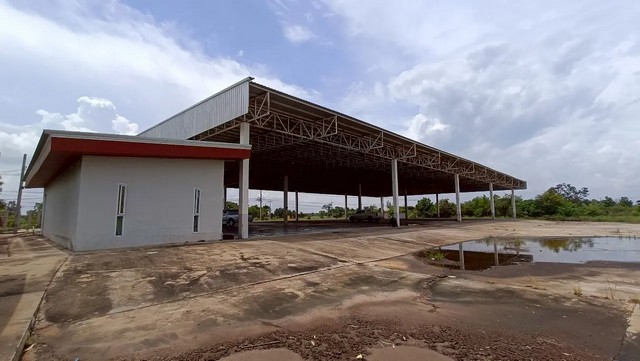   ขาย โรงงาน ยางตลาด จังหวัดกาฬสินธุ์ ราคาโปรโมชั่น ลดพิเศษ  ถนน มะลิวัลย์ ตำบล หัวนาคำ อำเภอ ยางตลาด จังหวัด กาฬสินธุ์  ราคาโปรโมชั่น  19,217,000   บาท    ลดจาก  29,580,000  บาท ราคาโปรโมชั่นตั้งแต่วันที่  2 มีนาคม - 31 พฤษภาคม 2569  รายละเอียดทรัพย์  -  เนื้อที่ 4531.00 ตร.ว.  พื้นที่ใช้สอย 7960 ตร.ม.  - โรงงาน(เปิดโล่ง) ขนาด 1,800 ตรม , ลานคอนกรีต และสปส.อื่นๆ  -  บ้านหันไปทางทิศ เหนือ  พิกัดทรัพย์ : https://maps.app.goo.gl/RSNjS