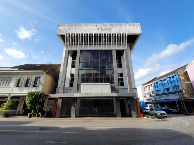    ขาย สำนักงาน ทับเที่ยง-ตรัง ถนน ราชดำเนิน ราคาโปรโมชั่น ลดพิเศษ  ถนน ราชดำเนิน ตำบล ทับเที่ยง อำเภอ เมืองตรัง จังหวัด ตรัง  ราคาโปรโมชั่น  19,928,000  บาท    ลดจาก  21,404,000   บาท ราคาโปรโมชั่นตั้งแต่วันที่  2 มีนาคม - 31 พฤษภาคม 2569  รายละเอียดทรัพย์  -  เนื้อที่  85.30 ตร.ว.   พื้นที่ใช้สอย 1077.76 ตร.ม.  -  บ้านหันไปทางทิศ ตะวันตกเฉียงใต้  พิกัดทรัพย์ : https://maps.app.goo.gl/tSgNg5xsu2ejyGrU7  สถานที่ใกล้เคียง   -  สถานีรถไฟต�