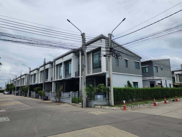  รหัสทรัพย์ (Code ID) :  PTT-26-P00682  ราคา  2,828,000 บาท (ราคาต่อรองได้) ▸ เนื้อที่   24.80 ตารางวา พื้นที่ใช้สอย 100 ตารางเมตร   ▸ - ห้องนอน - ห้องน้ำ    ▸ 1 ที่จอดรถ   ทาวน์เฮ้าส์หันไปทางทิศ   พิกัดทรัพย์ :    https://maps.app.goo.gl/6yvCt5SXmrgbGBCZ6  สถานที่ใกล้เคียง ▸ใกล้บิ๊กซี เอ็กซ์ตร้า บางใหญ่ ▸ใกล้ตลาดนัดฤทธิ์สุข ▸ใกล้โรงพยาบาลสัตว์เพ็ทซิเดนซ์ ▸ใกล้MRT สถานีคลองบางไผ่  สอบถามเพิ่มเติม / นัดชม โทร. 097-419-5982(พลอย) โทร. 096-932-4624(ออมส