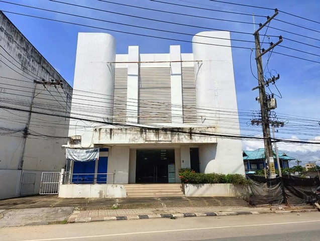   ขายสำนักงาน แพร่ ถนนยันตรกิจโกศล ราคาโปรโมชั่น ลดพิเศษ  ถนน ยันตรกิจโกศล ตำบล ในเวียง อำเภอ เมืองแพร่ จังหวัด แพร่  ราคาโปรโมชั่น  20,021,000  บาท    ลดจาก  26,355,000  บาท ราคาโปรโมชั่นตั้งแต่วันที่  2 มีนาคม - 31 พฤษภาคม 2569  รายละเอียดทรัพย์  -  เนื้อที่ 180.00 ตร.ว.   พื้นที่ใช้สอย 1311.00 ตร.ม.  -  บ้านหันไปทางทิศ ตะวันออกเฉียงใต้  พิกัดทรัพย์ :  https://maps.app.goo.gl/4RkuXPSLnS3kmGmJA  สถานที่ใกล้เคียง   -  บิ๊กซี ซูเปอร์เซ�