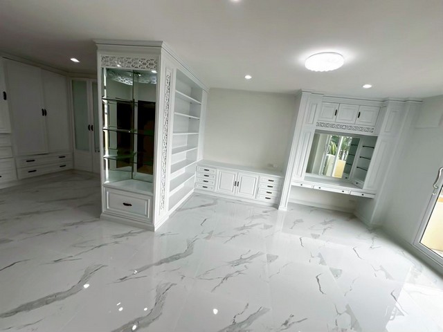 ให้เช่าบ้านหรู 5 ชั้น เย็นอากาศ เรสซิเดนท์ ใจกลางสาทร 450 ตร.ม. 4 ห้องนอน รีโนเวทใหม่ทั้งหลัง ใกล้ One Bangkok *** ราคาเช่า 120,000 บาท/เดือน  ติดต่อ:: ชยา  โทร/ID Line:: 0942823961   Link Line:: https://line.me/ti/p/3xFA1An8Kcรหัส# T26-379 บ้านหรู 5 ชั้น ย่านเย็นอากาศ ใจกลางสาทร รีโนเวทใหม่ทั้งหลัง ใกล้ One Bangkok • ที่ดิน: 41 ตร.วา• พื้นที่ใช้สอย: 450 ตร.ม. • 4 ห้องนอน 6 ห้องน้ำ • 2 ห้องอเนกประสงค์ขนาดใหญ่• ห้องนั่งเล่น + โซนรับประทานอาหาร + ครัวแย�