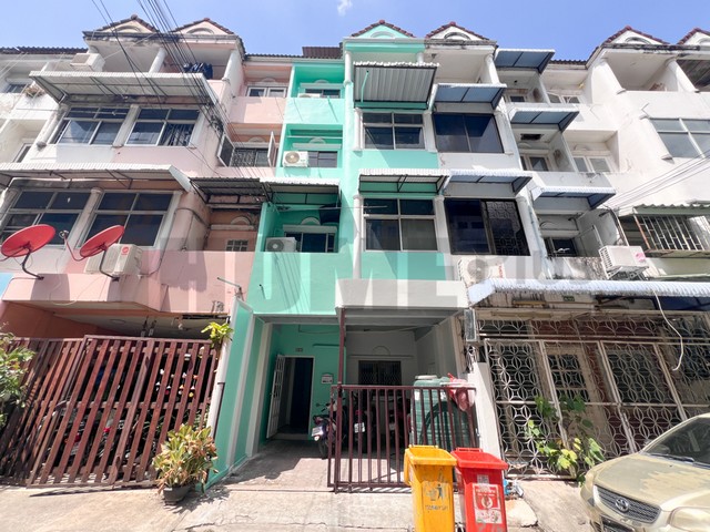 ทาวน์โฮม บ้าน สวนรื่นรมย์ แจ้งวัฒนะซอย10 แยก7 ที่ตั้ง :  ซอย มีสุข 1 แขวงทุ่งสองห้อง เขตหลักสี่ กรุงเทพมหานคร 10210รายละเอียดทรัพย์ ทาวน์โฮม 4.5 ชั้น มีดาดฟ้าเนื้อที่ 16.7 ตร.ว. พื้นที่ใช้สอย 220 ตรม. ห้องนอน 8 ห้อง ห้องน้ำ 8 ห้อง หน้าบ้านหัน ทิศใต้ปล่อยเช่า หรือ พักอาศัย ก็คุ้มค่า ยิลด์ 7.5สถานที่ใกล้เคียงศูนย์ราชการแจ้งวัฒนะเมืองทองธานีสนามบินดอนเมืองวัดหลักสี่ไอทีสแควร์ �