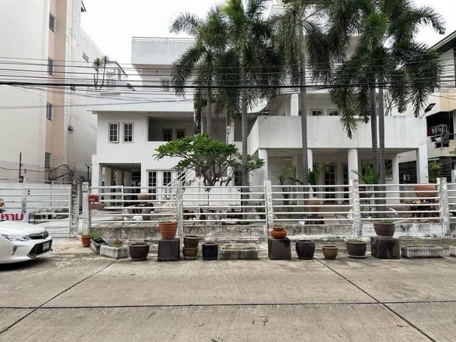 ขายบ้านเดี่ยว 4 ชั้น 120 ตรว. ในหมู่บ้านทาวน์อินทาวน์ ใกล้เลียบด่วน ใกล้ the scene ทาวน์อินทาวน์*** ราคาขาย 25.9 ล้านบาทติดต่อ:: ชยา โทร/ID Line:: 0942823961   Link Line:: https://line.me/ti/p/3xFA1An8Kcรหัส# T26-127- บ้านเดี่ยว 4 ชั้น ในหมู่บ้านทาวน์อินทาวน์ ใกล้เลียบด่วน ใกล้ the scene ทาวน์อินทาวน์ - เนื้อที่  120 ตร.วา - พื้นที่ใช้สอย 600 ตร.ม- 5 ห้องนอน  6 ห้องน้ำ (รวมห้องแม่บ้านและห้องน้ำแม่บ้าน)- ครัวไทยและครัวฝรั่ง- ห้องซาวน่า- 3 ที่จ�