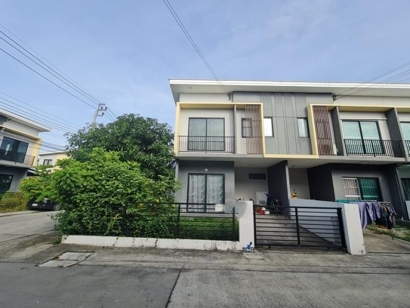  ขาย บ้านเดี่ยว/ทาวน์เฮ้าส์/คอนโด โครงการ ขาย ทาวน์เฮ้าส์ เดอะคอนเนค สุวรรณภูมิ  ซอย กิ่งแก้ว 37 ถนน กิ่งแก้ว ตำบล ราชาเทวะ อำเภอ บางพลี จังหวัด สมุทรปราการ  ราคาโปรโมชั่น   1,965,000   บาท    ลดจาก  2,250,000    บาท ราคาโปรโมชั่นตั้งแต่วันที่  2 มีนาคม - 31 พฤษภาคม 2569  รายละเอียดทรัพย์ -  เนื้อที่ 29.10 ตร.ว.พื้นที่ใช้สอย 105.50 ตร.ม. -  ที่จอดรถ  -  บ้านหันไปทางทิศ ตะวันออก  พิกัดทรัพย์ :  https://maps.app.goo.gl/9xWGFbyG5CUov8oH7