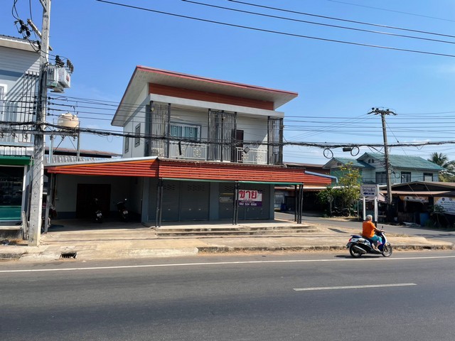 ขายบ้านเดี่ยว 2ชั้น-หัวมุม กลาง อ.เบญจลักษ์ จ.ศรีสะเกษ4,300,000 บาทขายบ้านเดี่ยว 2 ชั้น ทำเลทองกลางอำเภอเบญจลักษ์ ติดถนนทางหลวง 4 เลนโอกาสดีสำหรับอยู่อาศัยหรือทำธุรกิจ ทำเลศักยภาพ คนผ่านทั้งวันเส้นทางหลักผ่านไป อุบลราชธานี / กรุงเทพฯ / ศรีสะเกษทำเลกลางอำเภอ ใกล้ศูนย์ราชการเบญจลักษ์ จุดเด่น ที่หายากในทำเลนี้ทำเลหัวมุม ติดถนน 2 ด้านบ้าน มีพื้นที่ใช้สอยเยอะ ต่อเต�