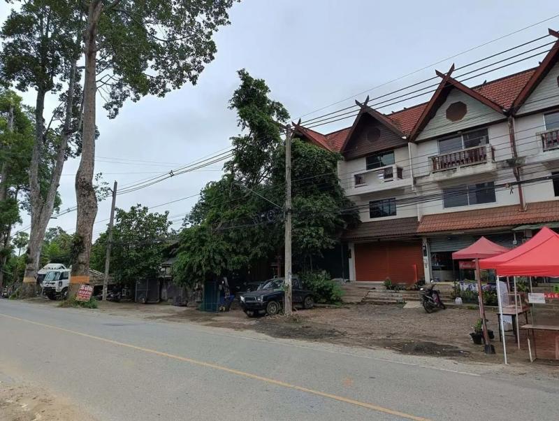  ขาย บ้านเดี่ยว/ทาวน์เฮ้าส์/คอนโด โครงการ   ขาย อาคารพาณิชย์ สารภี เชียงใหม่  ถนน ฉลองกรุง แขวง ลำปลาทิว เขต ลาดกระบัง จังหวัด กรุงเทพมหานคร  ราคาโปรโมชั่น  2,213,000    บาท    ลดจาก  3,040,000   บาท ราคาโปรโมชั่นตั้งแต่วันที่  2 มีนาคม - 31 พฤษภาคม 2569  รายละเอียดทรัพย์ -  เนื้อที่ 43.00 ตร.ว. พื้นที่ใช้สอย 383.60 ตร.ม. -  3 ห้องน้ำ  -  1 ที่จอดรถ  -  บ้านหันไปทางทิศ ตะวันตก  พิกัดทรัพย์ : https://maps.app.goo.gl/783451dScuJHiM8P9  สถาน�