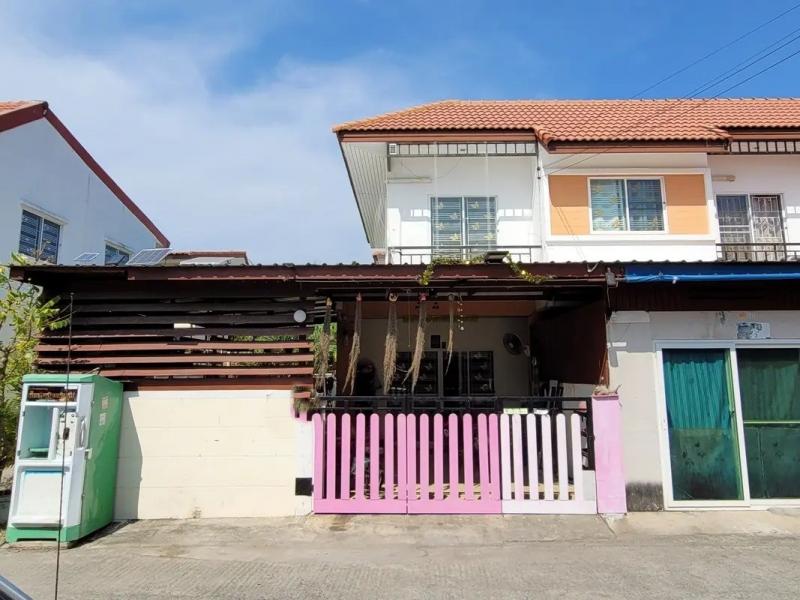  ขาย บ้านเดี่ยว/ทาวน์เฮ้าส์/คอนโด โครงการ ขาย ทาวน์เฮ้าส์ ชายคลอง บางบ่อ  ถนน  เทพารักษ์  ตำบล บางเพรียง อำเภอ บางบ่อ สมุทรปราการ  ราคาโปรโมชั่น  2,225,000     บาท    ลดจาก  2,530,000   บาท ราคาโปรโมชั่นตั้งแต่วันที่  2 มีนาคม - 31 พฤษภาคม 2569  รายละเอียดทรัพย์ -  เนื้อที่ 34.10 ตร.ว.   พื้นที่ใช้สอย 159.00 ตร.ม. -  บ้านหันไปทางทิศ ใต้  พิกัดทรัพย์ : https://maps.app.goo.gl/CvUkTKiwUnRXEZEX7  สถานที่ใกล้เคียง   -โรงพยาบาลบางนา2 5.70 กม. -โ