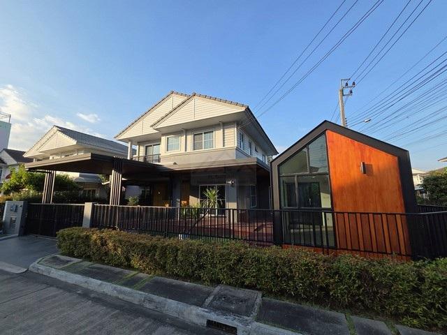 ขายบ้านเดี่ยว 2 ชั้นหลังมุม 67 ตร.ว หมู่บ้านชัยพฤกษ์ รามอินทรา-วงแหวน ใกล้แฟชั่นไอส์แลนด์ และรถไฟฟ้าติดต่อ:: ชยา โทร/ID Line:: 0942823961Link Line:: https://line.me/ti/p/3xFA1An8Kcรหัส# T26-211บ้านเดี่ยว 2 ชั้นหลังมุม หมู่บ้านชัยพฤกษ์ รามอินทรา-วงแหวนใกล้แฟชั่นไอส์แลนด์ และรถไฟฟ้า- เนื้อที่ 67 ตร.ว.- 3 ห้องนอน- 3 ห้องน้ำ- 2 ห้องอเนกประสงค์ ใน+นอก,- 1 ห้องพระ, 1 ห้องแม่บ้าน+ห้องน้ำ, 2 ครัวบิ้วอิน,- 2 ที่จอดรถ + โรงรถ- ห้องน้ำ �