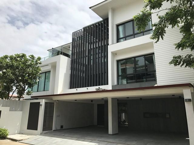 ให้เช่าบ้านเดี่ยว 3 ชั้น 97 ตรว. 500 ตรม. หมู่บ้านอิสระ พระราม 9 รามคำแหง 24 พร้อมสระว่ายน้ำส่วนตัว ใกล้มหาวิทยาลัยเอแบค ใกล้สนามกีฬาราชมังติดต่อ:: ชยา โทร/ID Line:: 0942823961Link Line:: https://line.me/ti/p/3xFA1An8Kcรหัส# T26-309บ้านเดี่ยวหรู 3 ชั้น หมู่บ้านอิสระ พระราม9 รามคำแหง 24 พร้อมสระว่ายน้ำส่วนตัวเนื้อที่ 97 ตารางวาพื้นที่ใช้สอย 500 ตารางเมตร4 ห้องนอน6 ห้องน้ำ2 ห้องแม่บ้านครัวไทย / ฝรั่งจอดรถได้ 4 คันสระว่าย�