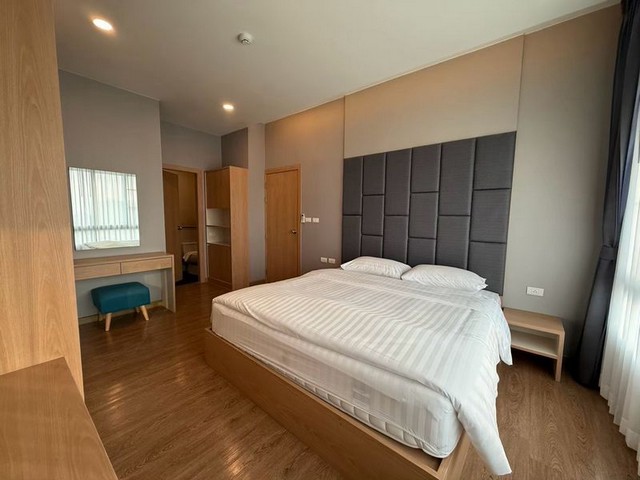 TEL : 092-288 9359 คุณดนิตาLine : https://line.me/ti/p/yxo92dHWP1รายละเอียด : เนื้อที่ขนาด 65.45 ตรม. ชั้น6 วิวภูเขา 2 ห้องนอน 2 ห้องน้ำ สุดฟิน ลมเย็นสบาย ตกแต่งครบ พร้อมเฟอร์ และเครื่องใช้ไฟฟ้า จุดเด่น :ห้องใหญ่ กว้างขวางสไตล์รีสอร์ท บรรยากาศสงบ ร่มรื่น เหมาะแก่การพักผ่อนครบครัน เหมาะสำหรับอยู่อาศัยใกล้สถานที่สำคัญ เดินทางสะดวกจุดเด่นของห้อง : - แบ่งโซนการใช้งานชัดเจน อยู่สบาย- สิ่งอำนวยความสะดว�