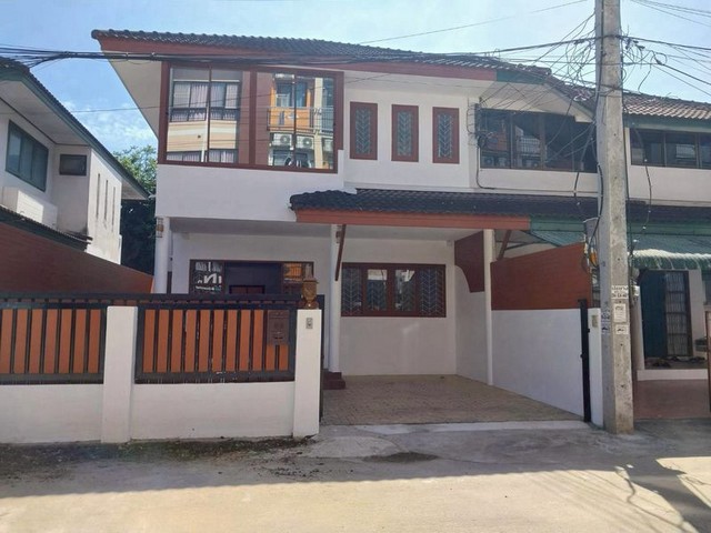 ให้เช่าทาวน์โฮมหรู #โซนสวนดอก 35,000 บาท/เดือน ทำเลทอง #ใกล้มช. – #เมญ่า เหมาะทั้งอยู่อาศัย เปิดออฟฟิศ หรือทำโฮสเทล เดินทางสะดวก ใจกลางเมือง #รับสัตว์เลี้ยง3 ห้องนอนห้องโถงใหญ่ชั้นล่าง โปร่ง ใช้งานอเนกประสงค์1 ห้องครัว พร้อมฮูดดูดควันไม่มีส่วนกลาง เป็นส่วนตัวสูงเครื่องใช้ไฟฟ้าครบแอร์ 4 เครื่องเครื่องทำน้ำอุ่น 2 เครื่องเครื่องซักผ้าไมโครเวฟเตาไฟฟ้าทำเลศักยภา�