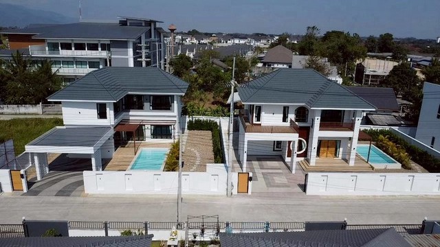 โปรแรงสะเทือนตลาด! เหมา 2 หลัง พูลวิลล่าหรู ราคาพิเศษสุดคุ้ม 15 ล้านบาท เนื้อที่รวม 200 ตรว. #สันผักหวาน #หางดง ทำเลทอง บ้านสวย #สไตล์โมเดิร์น จะอยู่เองก็หรู หรือซื้อเพื่อลงทุนปล่อยเช่าก็คุ้มสุดในย่านนี้รายละเอียด:ที่ดินรวม 200 ตรว.6 ห้องนอน 8 ห้องน้ำพื้นที่ใช้สอยกว้าง อยู่สบายทั้ง 2 หลังพร้อมสระว่ายน้ำส่วนตัวทุกหลังทำเลทองติด รร.นานาชาติลานนา ใกล้โลตัส ร้านสะดวก�