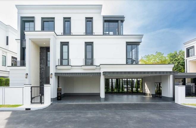 ขายบ้านเดี่ยว3ชั้น 544ตร.ม.โครงการมอลตันเกทส์กรุงเทพกรีฑาตกแต่งครบพร้อมอยู่ไซส์ใหญ่สุด ราคาขาย 70,000,000 บาทที่ตั้ง ถนนศรีนครินทร์-ร่มเกล้า แขวงสะพานสูง เขตสะพานสูง กรุงเทพมหานครติดต่อ : คุณภัสพงณ์ 0634098164Line : binkem22https://www.facebook.com/profile.php?id=61581484955548พื้นที่ใช้สอย 544 ตารางเมตร จำนวน 2 ชั้น 5 ห้องนอน 6 ห้องน้ำ ที่จอดรถ 5 คันมี 2 ห้องแม่บ้าน+ห้องน้ำแบบบ้าน Livingston Type L เพดานห้องนั่งเล่นสูง 6 เมตรมีลิฟ�