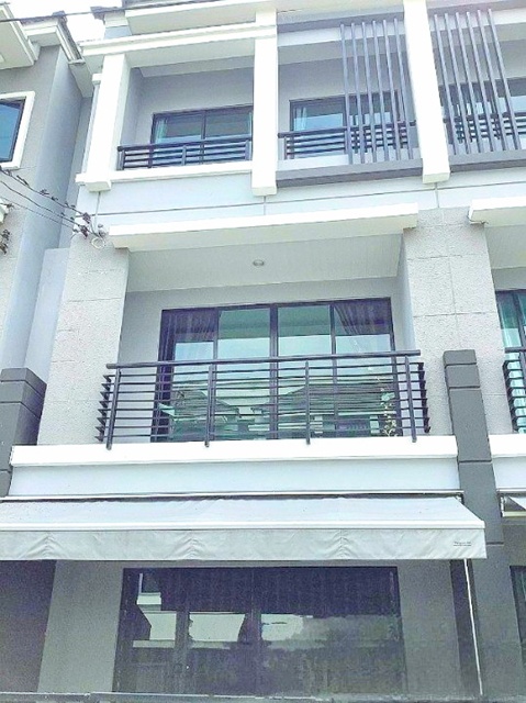 บิ๊กซี สุขสวัสดิ์ 500 ม. ทาวน์โฮม3 ชั้น 3 นอน 3 น้ำ ใกล้โฮมโปร สุขสวัสดิ์ 22 ตร.ว. 260 ตร.ม. 24,999 B-M. บ้านกลางเมือง ใกล้แยกพระประแดง ทำเลติดถนนใหญ่ เดินทางสะดวก ใกล้แหล่งการค้า ตลาดพระประแดง 2 กม.และจุดขึ้นลงทางด่วน  เชื่อมต่อเข้าเมืองได้ง่ายBig C Suk Sawat 500 m. 3 story townhome 3 bed 3 bath near HomePro Suk Sawat 22 sq.wa. 260 sq.m. 24,999 B-M Baan Klang Muang near Phra Pradaeng intersection prime location on main road convenient transportation close to shopping areas Phra Pradaeng market 2 km. and expressway access points for easy access to the cityถนนสุขสวัสดิ์ ตำบลบา