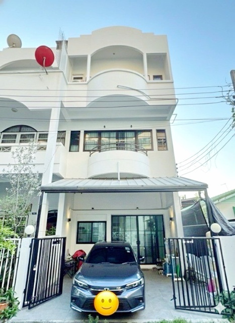 ให้เช่าทาวน์โฮมหลังมุม3ชั้น 50ตร.วา. 200 ตร.ม. 54,999 B-M.ลาดพร้าว1-15 เซ็นทรัล ลาดพร้าว 1.0กม. 3-4นอน MRTลาดพร้าว 400ม. 8แอร์ แต่งสวยครบ ทำเลศักยภาพ ใจกลางเมือง รร.นานาชาติ KIS 3กม. ฟังก์ชันจัดเต็ม พร้อมเฟอร์ฯเครื่องใช้ไฟฟ้า 4 น้ำ และสวนขนาดใหญ่ เหมาะอยู่อาศัย หรือโฮมออฟฟิศ ระดับพรีเมียม เดินทางสะดวก ถ.ลาดพร้าว-รัชดาภิเษกLatPhrao 1-15 3Storeys Townhome for rent Central Ladprao 1.0km. 3-4bed MRT Ladprao 400m. 8A/C  corner unit 50sq.wa. 200sq.m. 54,999B-M. Beautifully decorated fully furnished Prime 