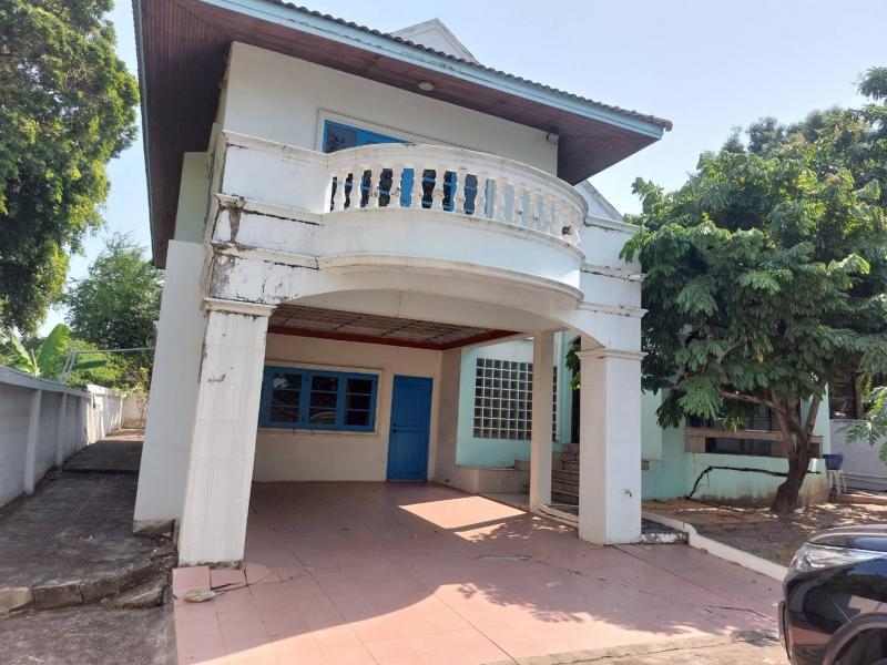 ##ขายบ้านเดี่ยว 162 ตรว. ใกล้มหาวิทยาลัยรังสิต จ.ปทุมธานีโซน : เมืองเอก  ปทุมธานีที่ตั้ง :  71/489 หมู่บ้านเมืองเอก  ต.หลักหก  อ.เมืองปทุมธานี  จ.ปทุมธานี  12000ลักษณะโดยทั่วไป- บ้านเดี่ยว 2 ชั้น, ใกล้ตลาดสัมมากร, ม.รังสิต- 4 ห้องนอน, 1 ห้องโถง, 3 ห้องน้ำ,  1 ห้องครัว- เนื้อที่  162   ตรว.,พื้นที่ใช้สอย  350 ตรม., ใกล้สนามกอล์ฟเมืองเอก- บรรยากาศร่มรื่น วิวสวย,  น่าอยู่อาศัย- พื้นที่ทุกตารางนิ้วสา�