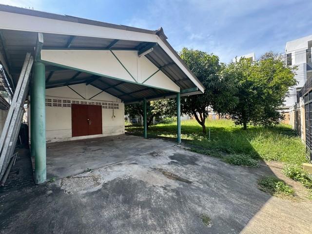 ให้เช่า ที่ดิน พร้อมสิ่งปลูกสร้าง ใจกลางอารีย์ ซอยอารีย์สัมพันธ์ 3 เหมาะกับทุกธุรกิจ จะร้านอาหาร คาเฟ่ สปา สตูดิโอ หรือ โฮมออฟฟิศ *** ราคาเช่า 65,000 บาท/เดือนติดต่อ คุณช่อผกา โทร 0616198565 LINE 0616198565สำรอง LINE 0812523279 ส่งลิ้งก์ไว้ได้เลยรหัส# T26-312ที่ดินใจกลางอารีย์ ทำเลดี ซอยอารีย์สัมพันธ์ 3 เหมาะกับทุกธุรกิจ- เนื้อที่ 93 ตร.วา- พร้อมห้องเก็บของ- สามารถทุบ–รื้อทุกสิ่งบนที่ดินได้- เพียง