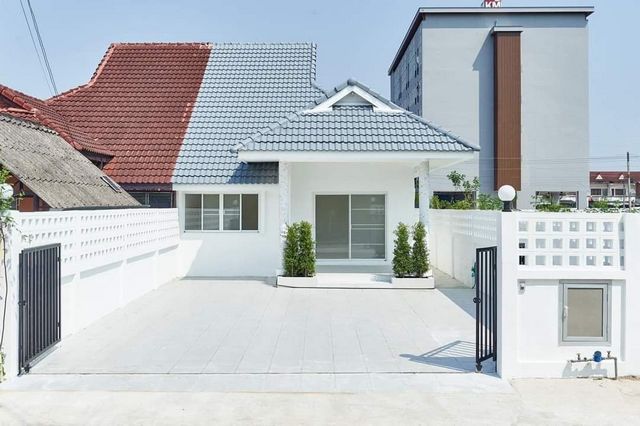 โซนลำพูน ขายเพียง 1.85 ล้าน 46.3 ตรว. #ป่าสัก​ บ้านแฝด #ใจกลางเมือง #รีโนเวทใหม่ทั้งหลัง #ใกล้จตุจักรลำพูน #ใกล้แจ่มฟ้าลำพูนเนื้อที่ 46.3 ตรว.พื้นที่ใช้สอยขนาด ประมาณ 120 ตร.ม.​3 ห้องนอน 2 ห้องน้ำ1 ห้องครัว2 ที่จอดรถแถม ปั๊มน้ำ แทงค์น้ำ เตา ซิงค์ล้างจานลดราคาเหลือเพียง 1,850,000 บาท (ฟรีค่าใช้จ่ายในการโอน)จุดเด่น•หมู่บ้าน เข้าออกได้ ทะลุหลายเส้นทาง •ทำเลดีมาก สามารถเดินไปตลาดจต�