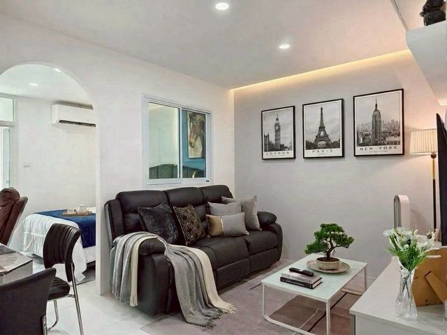 #คอนโดราคาต่ำกว่าล้าน ขาย 849,000 บาท #SRLand Condo #รีโนเวทใหม่ #สไตล์โมเดิร์น #ใกล้เซ็นทรัลเฟสติวัล ห้องสวยตรงปก วัสดุพรีเมียมเกินราคา เหมาะทั้งอยู่อาศัยและลงทุน ปล่อยเช่าได้ทันทีรายละเอียดห้องขนาด 31 ตร.ม.1 ห้องนอน 1 ห้องน้ำเฟอร์นิเจอร์ & เครื่องใช้ไฟฟ้าเตียงพร้อมที่นอนตู้เสื้อผ้าโต๊ะเครื่องแป้งเครื่องปรับอากาศทีวีตู้เย็นเครื่องทำน้ำอุ่นโครงการ SR Land Condoสันทราย เชี�